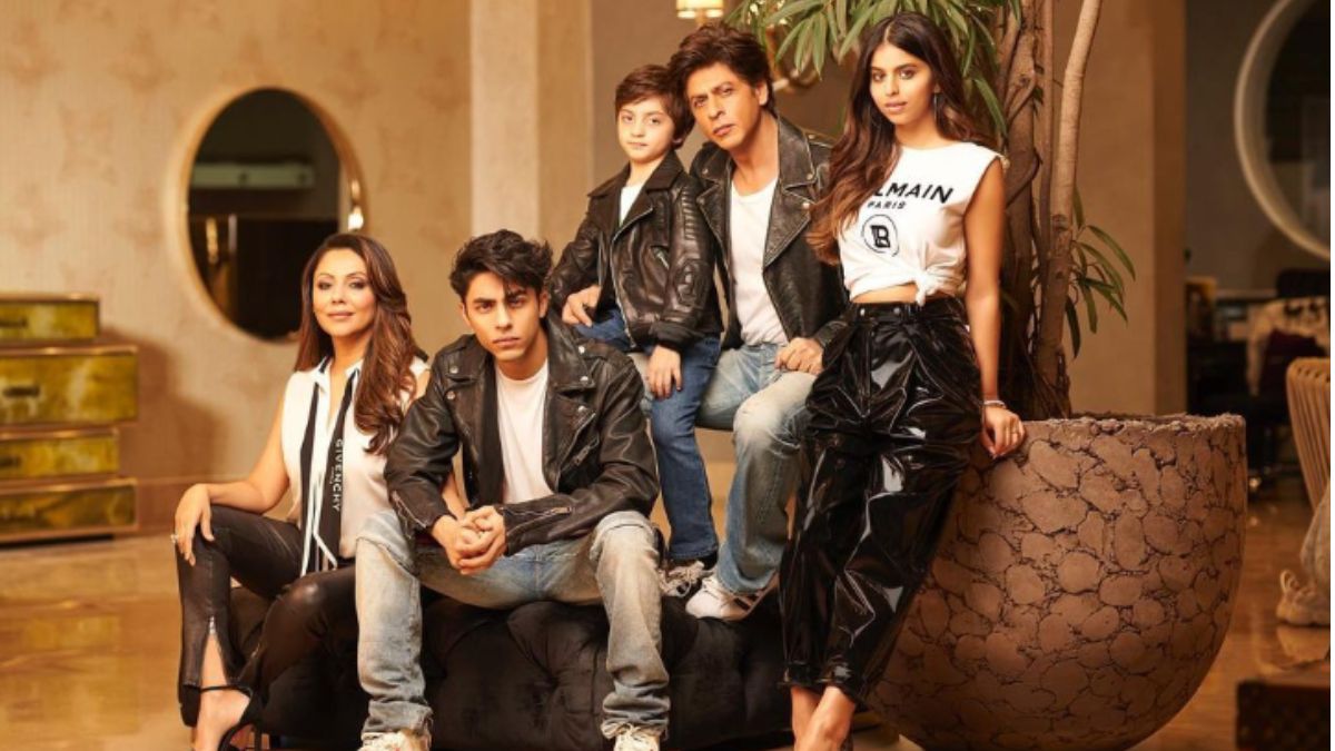 gauri-khan-drops-new-family-picture-with-shah-rukh-suhana-aryan-and-abram-netizens-go-wow